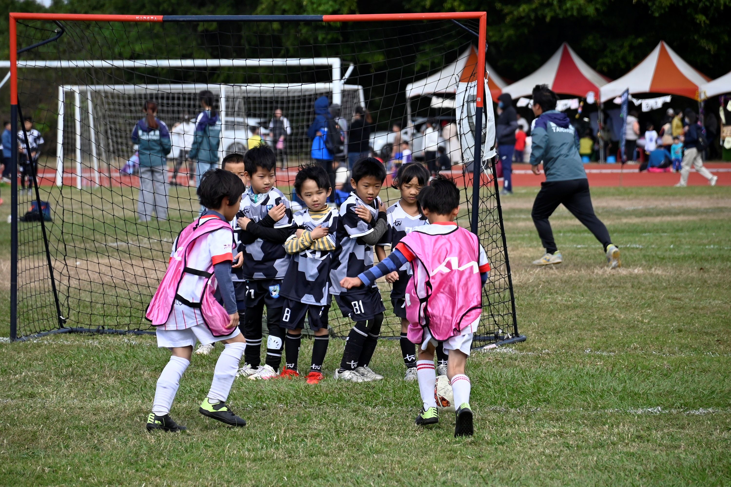 4.「2025 Kia Kids Cup小小世界盃」於12月14日舉辦，吸引百名選手開踢，啟發小將們對足球的夢想。